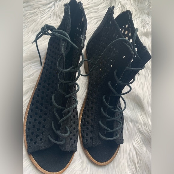 New! Musse & Cloud perforated black tie up booties,  size 38, fits a 7 -… - Picture 4 of 10